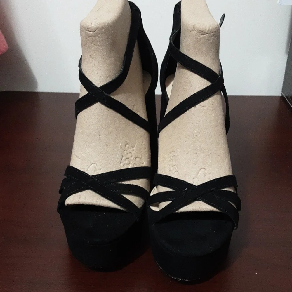 Vince CamutoGarnitta Platform‎ Black Strappy Heels